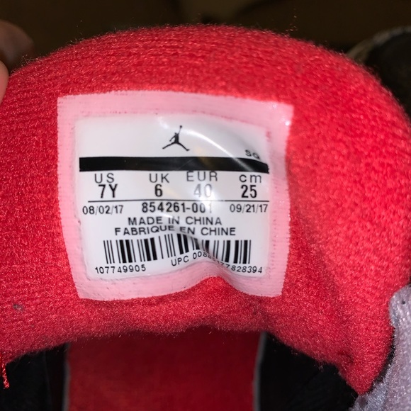 Air Jordan Retro Cement 3 - Picture 3 of 5